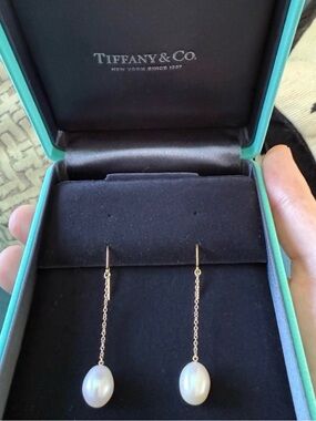 Tiffany & Co. Elsa Peretti®
Pearls by the Yard™ Chain Earrings
